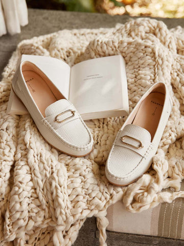 <p><em>Flats</em></p>