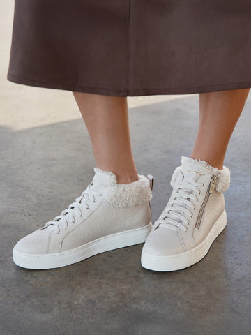 <p><em>Sneakers</em></p>