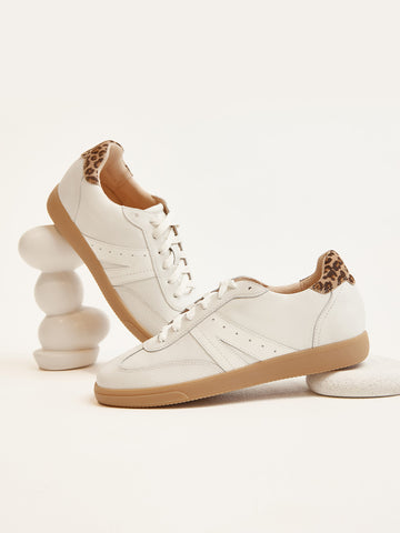 <p><em>Sneakers</em></p>