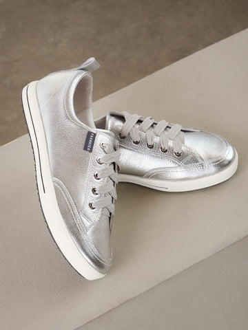 <p><em>Sneakers</em></p>