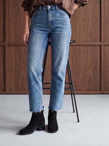 <p><em>Boots</em></p>