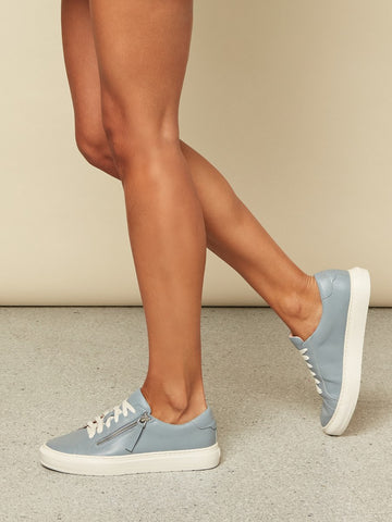 <p><em>Sneakers</em></p>