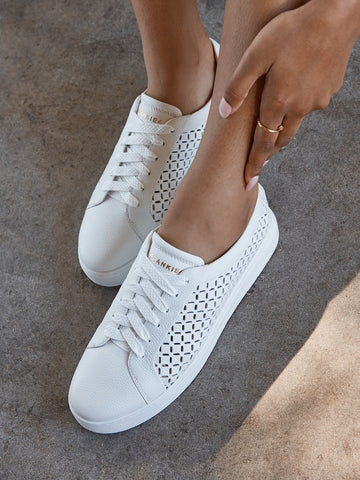 <p><em>Sneakers</em></p>