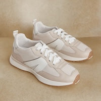 <p>Sneakers</p>