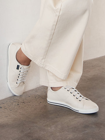 <p><em>Sneakers</em></p>