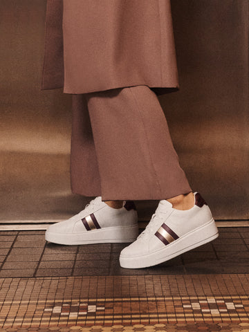 <p><em>Sneakers</em></p>