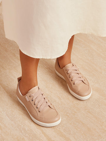 <p><em>Sneakers</em></p>