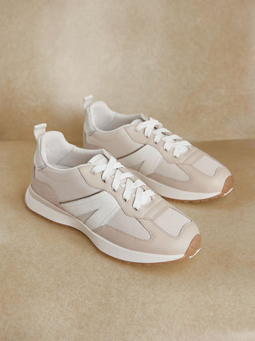 <p><em>Sneakers</em></p>